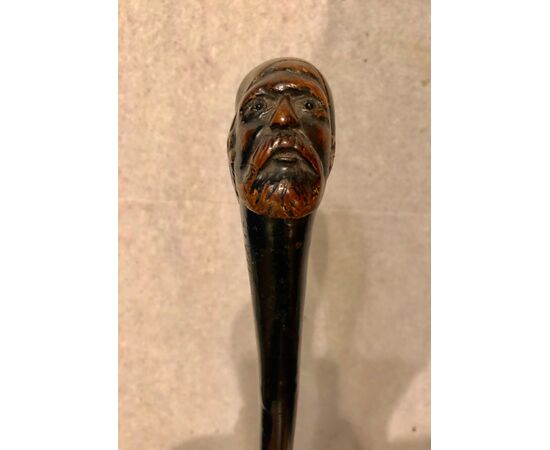 Bastone in legno pezzo unico raffigurante figura maschile araba
