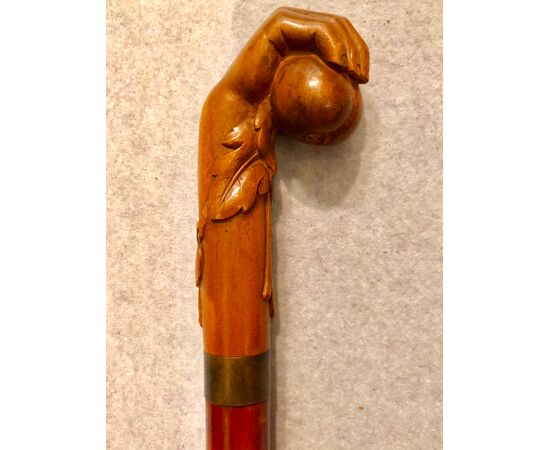 Bastone ( erotico )con pomolo in legno di bosso raffigurante mano con frutto. 