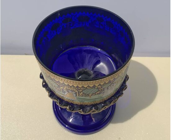 Coppa in vetro soffiato di Murano, dipinta in oro e in policromia - Manifattura Barovier & Toso. Murano, fine XIX sec.