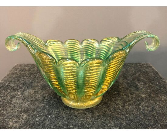 Centerpiece vase in gold and green corded glass. Barovier and Toso manufacture. Murano.     