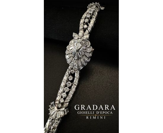 Bracciale -  orologio  a  scomparsa  in  Platino  con  Diamante  a  goccia  da  0.70  ct.