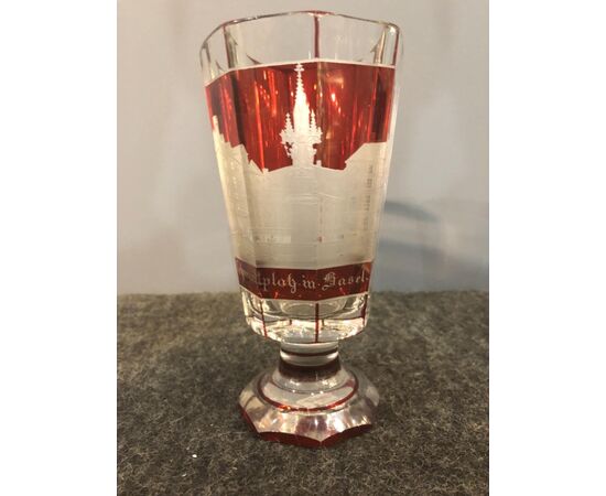Bicchiere in cristallo di Boemia,periodo Biedermeier,di forma ottagonale con scena architettonica.