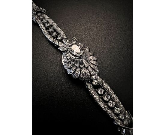 Bracciale -  orologio  a  scomparsa  in  Platino  con  Diamante  a  goccia  da  0.70  ct.