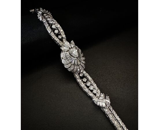 Bracciale -  orologio  a  scomparsa  in  Platino  con  Diamante  a  goccia  da  0.70  ct.