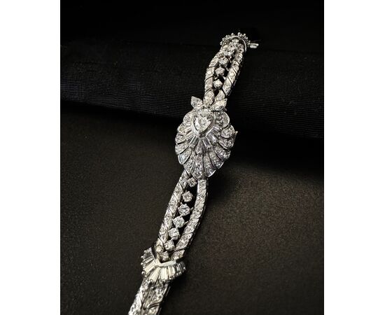 Bracciale -  orologio  a  scomparsa  in  Platino  con  Diamante  a  goccia  da  0.70  ct.