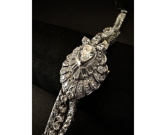 Bracciale -  orologio  a  scomparsa  in  Platino  con  Diamante  a  goccia  da  0.70  ct.