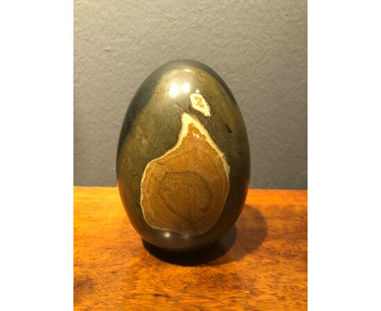 Press-papier egg in smooth marble stone.     