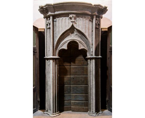 dars377 - portale neogotico in pietra granitica rosa, cm l 187 x h 348