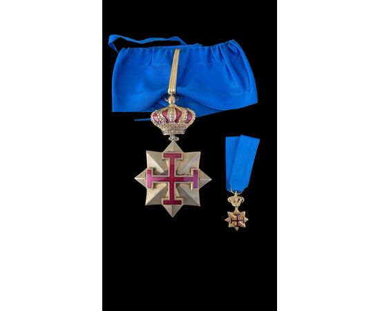 Medaglia dell’ordine militare di San Giorgio di Antiochia e di San Marco in ottone dorato e smalto rossi.