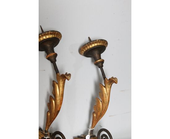 Antica coppia di bracci antichi del 700 in legno dipinto dorati e laccati . Applique candelabri 