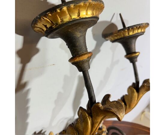 Antica coppia di bracci antichi del 700 in legno dipinto dorati e laccati . Applique candelabri 