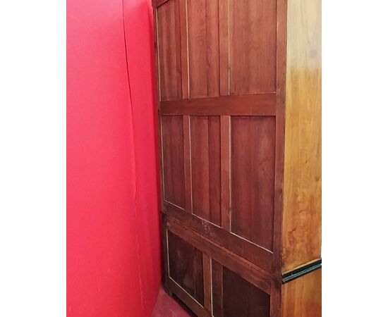 Libreria in Noce con cornici nere