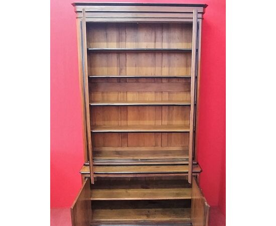 Libreria in Noce con cornici nere