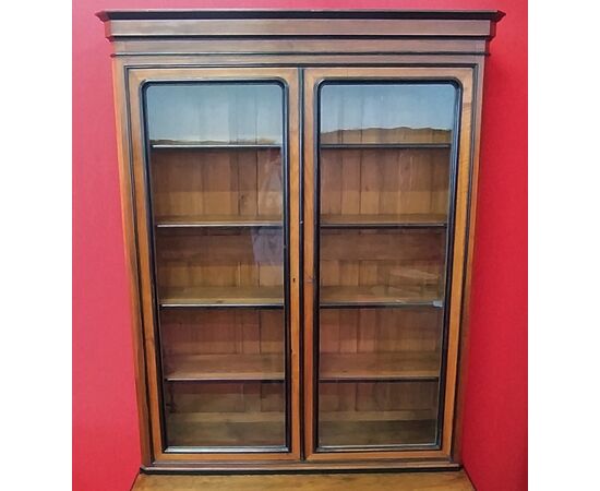 Libreria in Noce con cornici nere