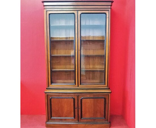 Libreria in Noce con cornici nere