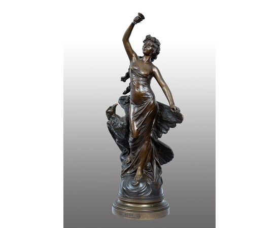 Scultura antica in bronzo patinato raffigurante Hebe con l'aquila di Giove firmata "DRUOT".Periodo XIX secolo.