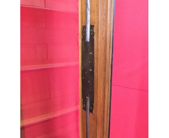Libreria in Noce con cornici nere