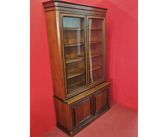 Libreria in Noce con cornici nere