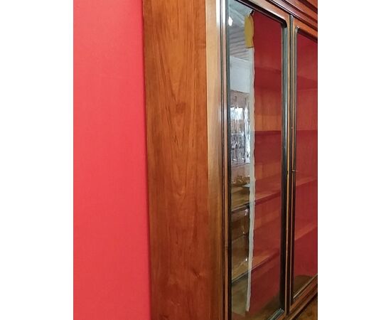 Libreria in Noce con cornici nere