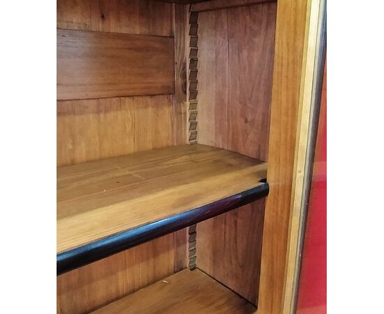 Libreria in Noce con cornici nere