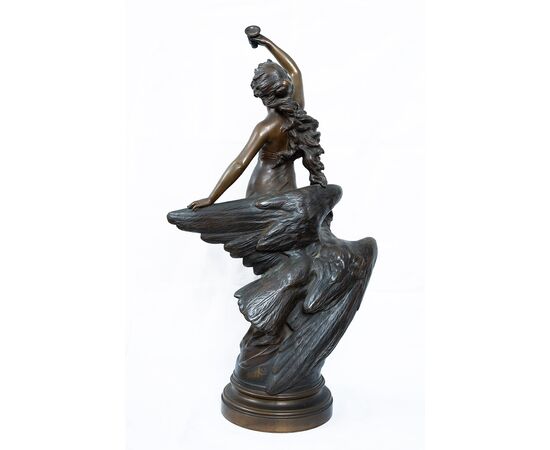 Scultura antica in bronzo patinato raffigurante Hebe con l'aquila di Giove firmata "DRUOT".Periodo XIX secolo.