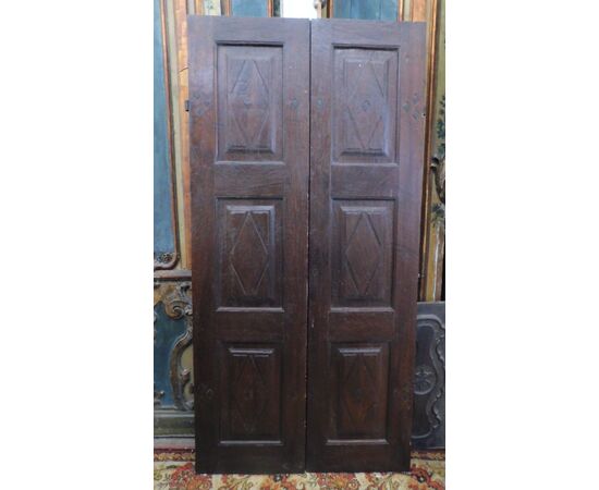 pti627 - two-leaf walnut door, eighteenth century, cm 94 xh 191     