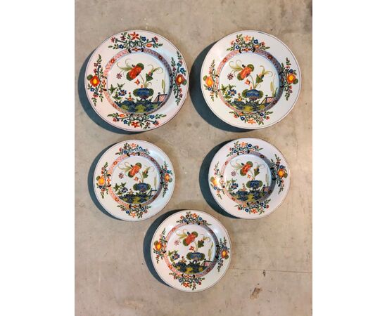 Series of five majolica plates with &#39;carnation&#39; decoration. Ferniani Faenza manufacture.     