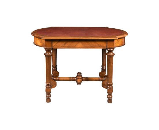 Tavolino lastronato in legno di noce. Italia, XIX secolo.