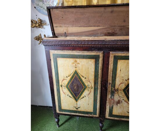 Credenza laccata e dipinta a grottesche Marche Fine '700 Epoca Direttorio