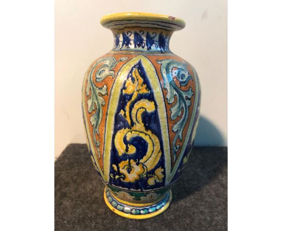 Vaso in maiolica decorato a motivi vegetali.Manifattura  Colonnata.Sesto Fiorentino.