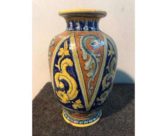 Vaso in maiolica decorato a motivi vegetali.Manifattura  Colonnata.Sesto Fiorentino.