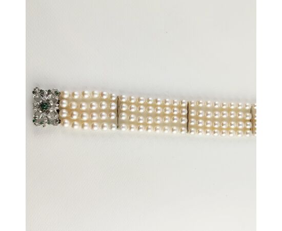 Bracciale in oro bianco con smeraldi e perle