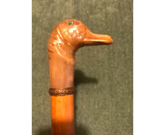 Bastone con pomolo in corno raffigurante una testa di papera.Canna in bambu’.