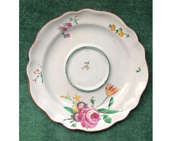 Majolica puerpera cup plate with rose decoration.Finck Bologna manufacture.     