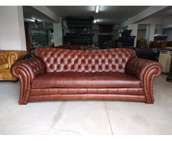 Divano chesterfield club 4 posti in pelle marrone cognac di grandi dimensioni 