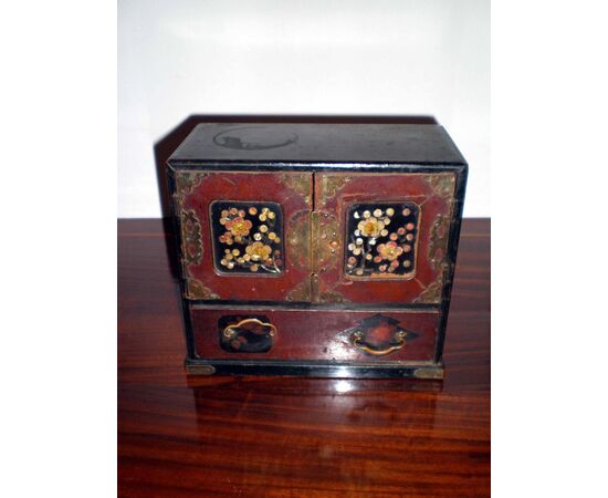  19th century Japanese box, 18x20x10 cm   