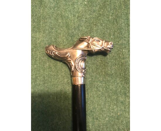 Stick with silver handle depicting a horse.     