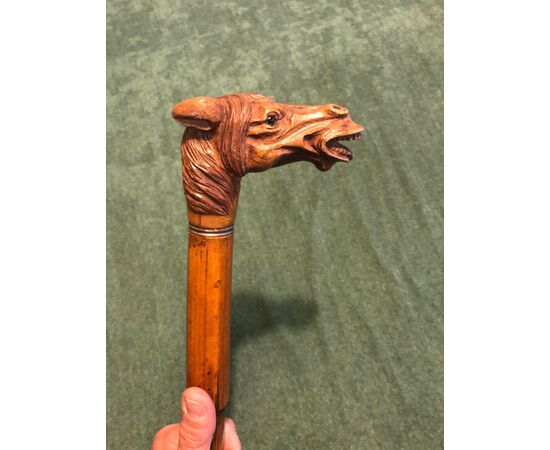 Pipe stick with wooden knob in the shape of a horse&#39;s head and barrel in rattan.     