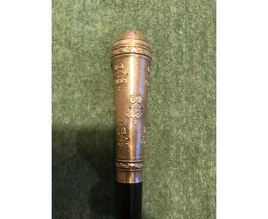 Stick with silver knob with floral decoration and knots. Ebonized wood barrel.     