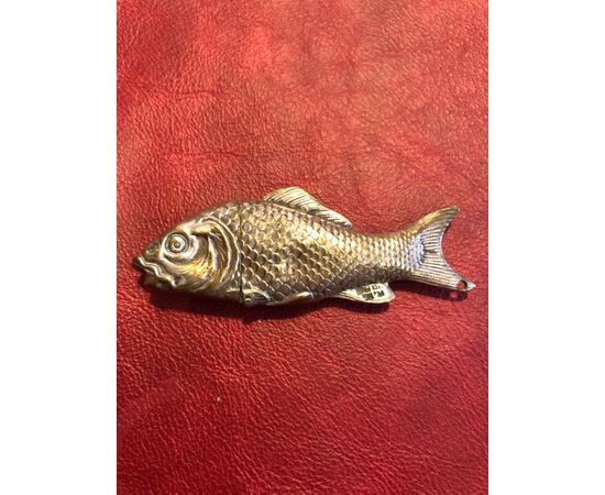 Scatolina portafiammiferi in ottone argentato a forma di pesce.