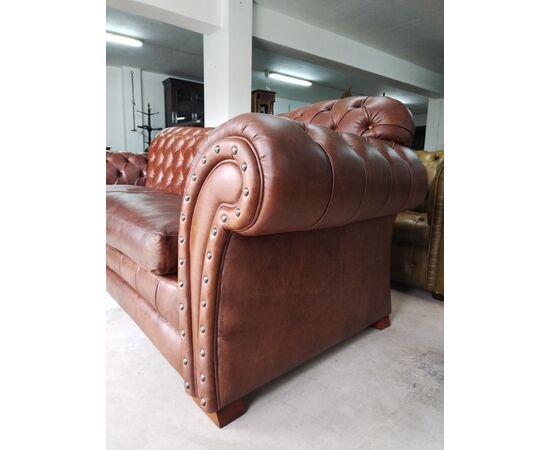 Divano chesterfield club 4 posti in pelle marrone cognac di grandi dimensioni 