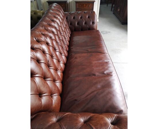 Divano chesterfield club 4 posti in pelle marrone cognac di grandi dimensioni 