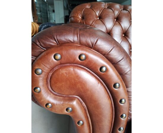 Divano chesterfield club 4 posti in pelle marrone cognac di grandi dimensioni 