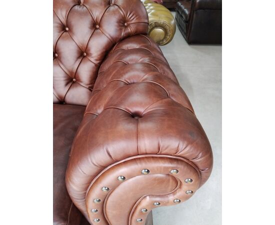 Divano chesterfield club 4 posti in pelle marrone cognac di grandi dimensioni 