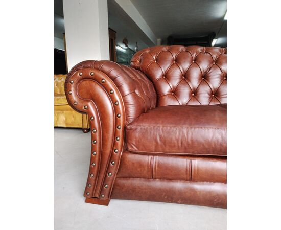 Divano chesterfield club 4 posti in pelle marrone cognac di grandi dimensioni 