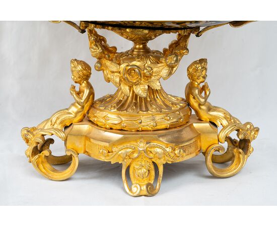 Centrotavola antico Napoleone III in porcellana policroma di Sevres e bronzo dorato. Francia XIX secolo.