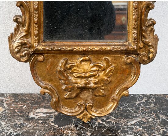 Gruppo di quattro specchiere/ventoline in legno dorato e intagliato. Venezia XVIII secolo.