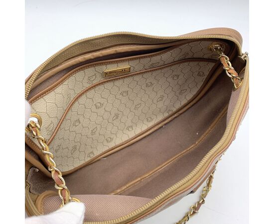 DIOR Borsa a Tracolla Vintage in Tela Col. Beige <p style="text-align: left">Vintage Christian Dior beige logo canvas shoulder bag with brown leather trim. Gold metal CD logo on the front. Upper zipper closure. Gold metal interwoven leather shoulder strap