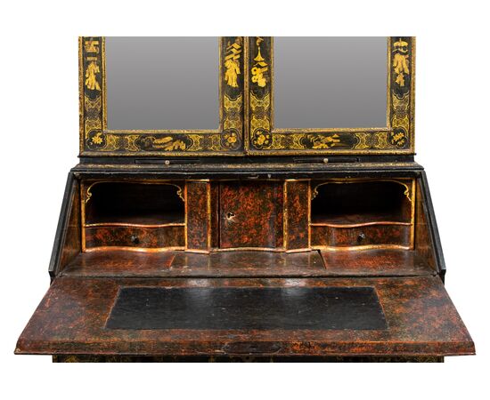 Trumeau a due corpi in legno laccato, dorato e dipinto. Venezia, prima metà XVIII secolo.