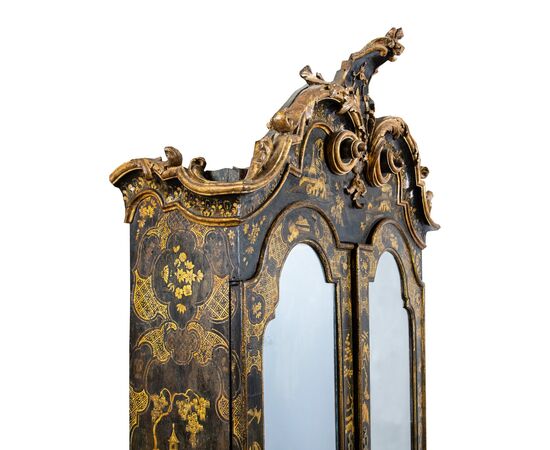 Trumeau a due corpi in legno laccato, dorato e dipinto. Venezia, prima metà XVIII secolo.